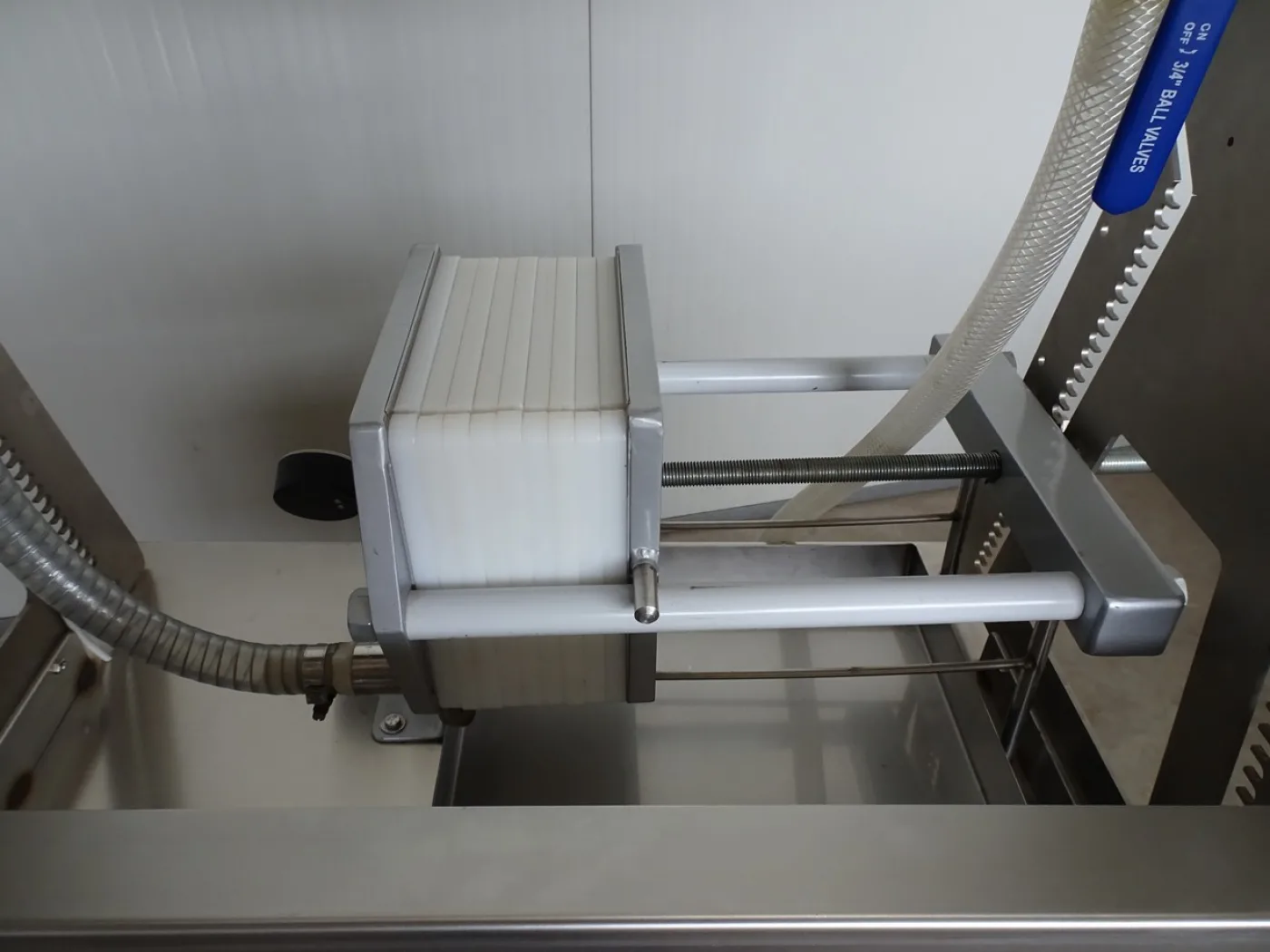 SEMI-AUTOMATIC IN-LINE-FILLER 6 NOZZLES WITH FILTER PLATES 20X20 TO 2 HOLES NEW MACHINE - 5