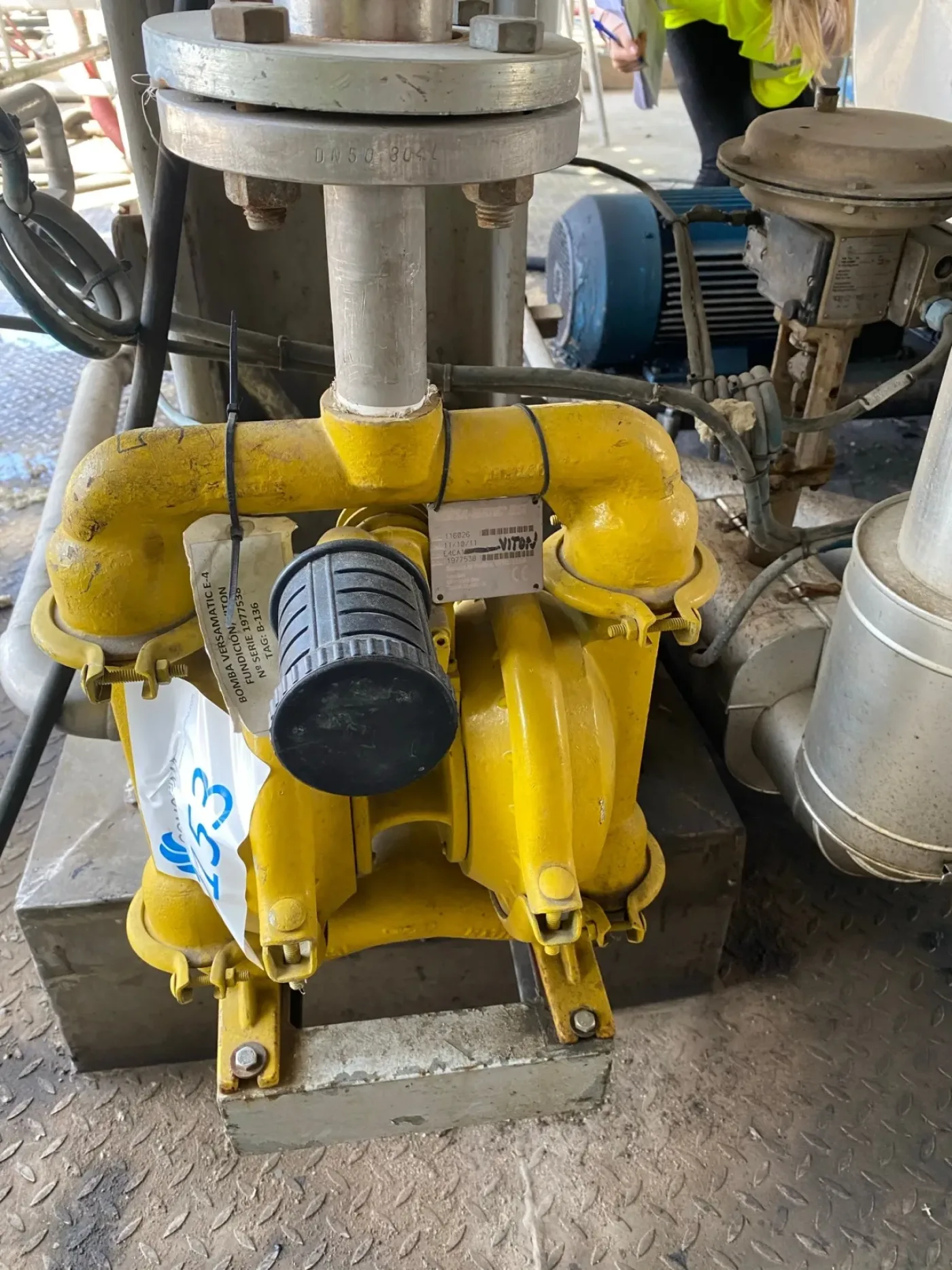 USED AODD VERSA-MATIC E4CA1 AIR OPERATED DUAL DIAPHRAGM PUMP - 1