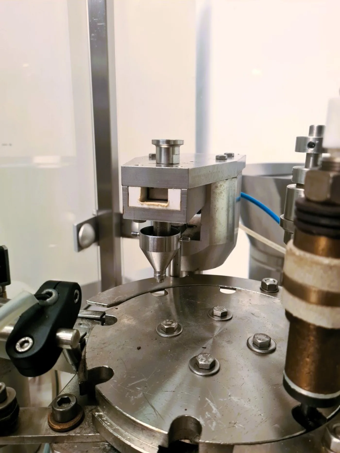 MICRODOSATRICE E TAPPATRICE – TECNOMACO – MOD. MC1 NS - 2