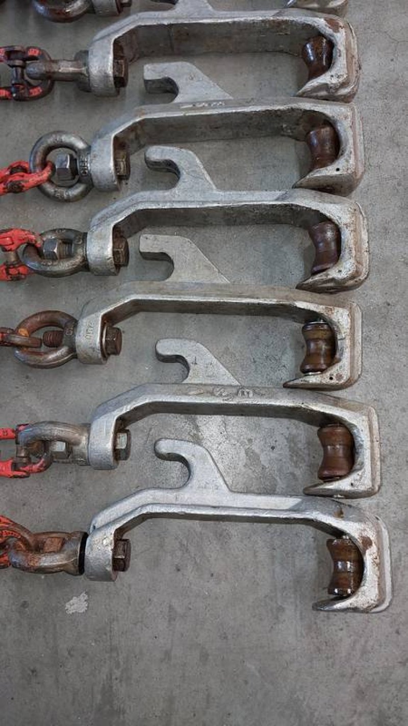 Bleeding hooks for cattle