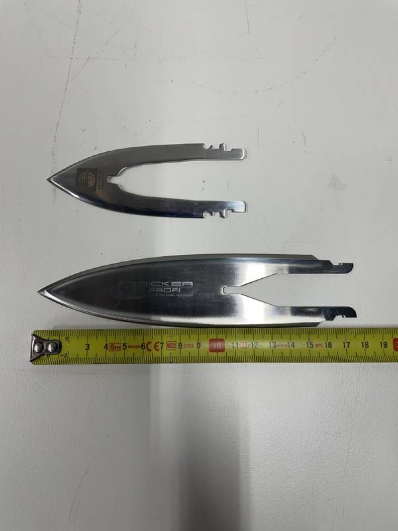 Box of bleeding knife blades