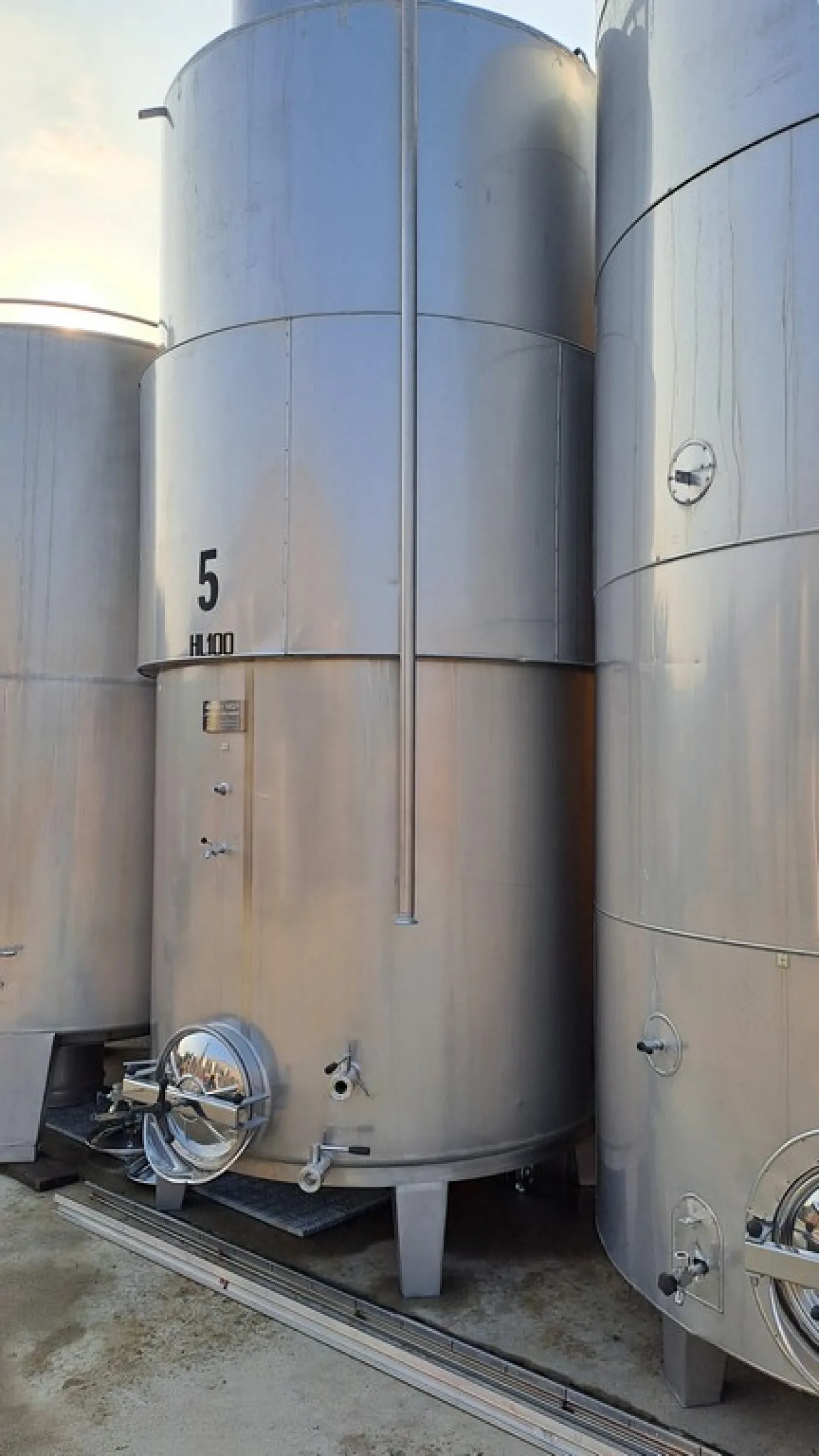 STAINLESS STEEL TANK LITER CAPACITY 10.000 (HL 100) ABOUT, MODEL VINIFICATION/STORAGE, INCLINED FLAT BOTTOM WITH INSULATED BAND, AZZINI FIRM, SECOND HAND EQUIPMENT - 4