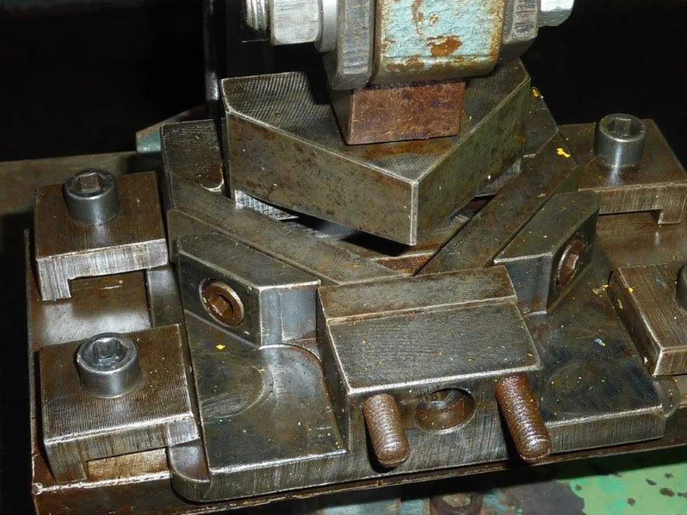 22 N / 16 MUBEA 1980 - 5