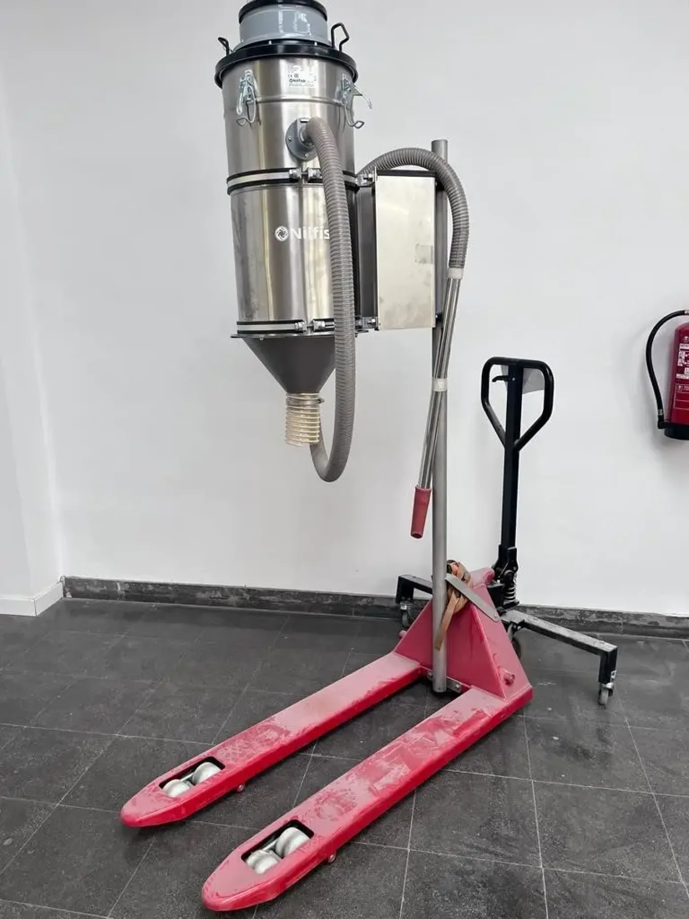 NILFISK A136X VACUUM CLEANER - 3