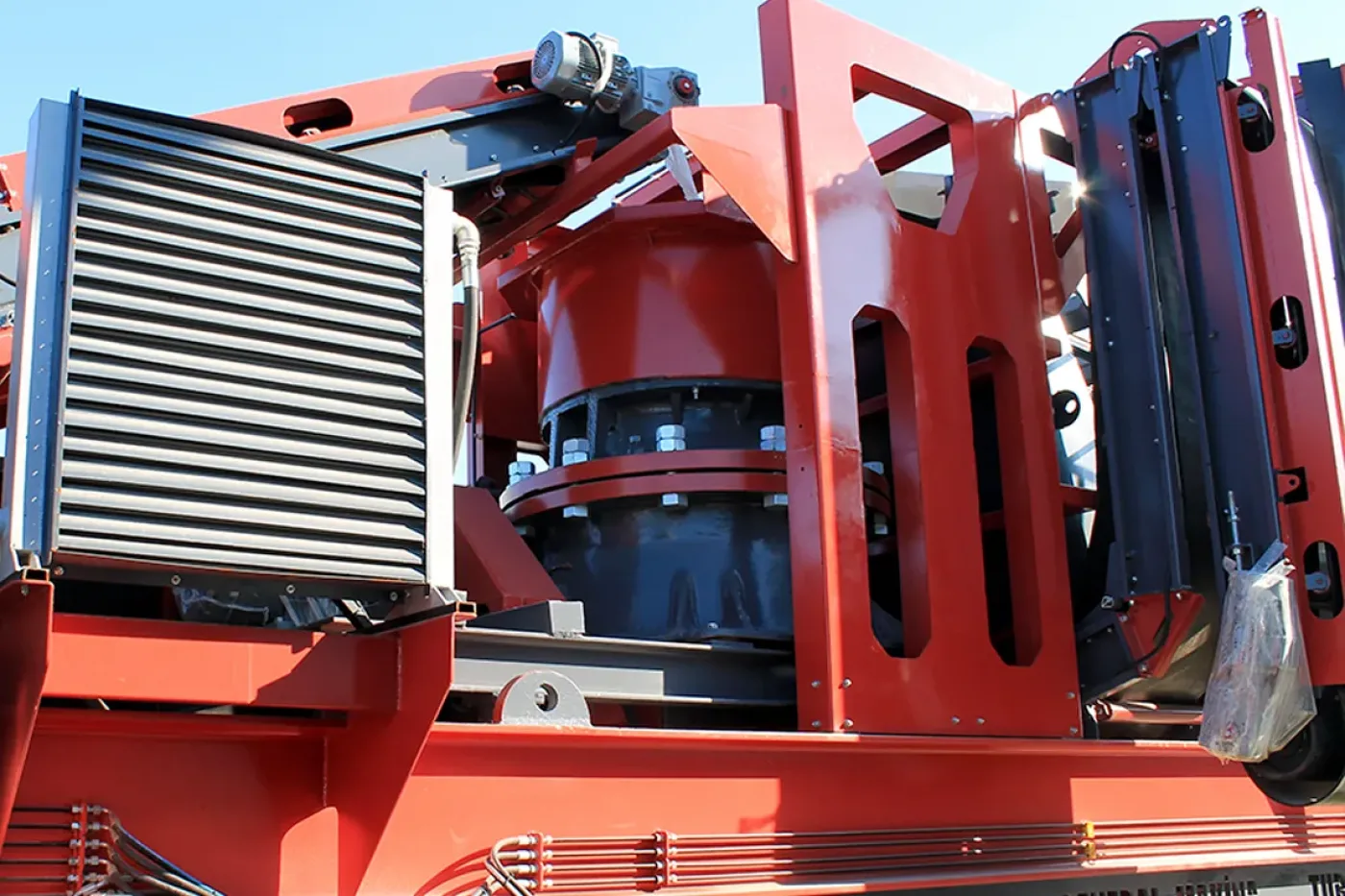 General 944 — Mobile Jaw + Cone Crushing & Screening Plant - 7