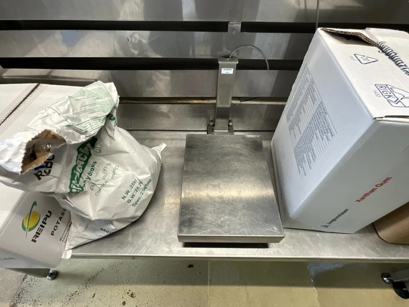 Mateco Mateco Stainless Steel Dispensing Booth with Dust Extraction System - 2