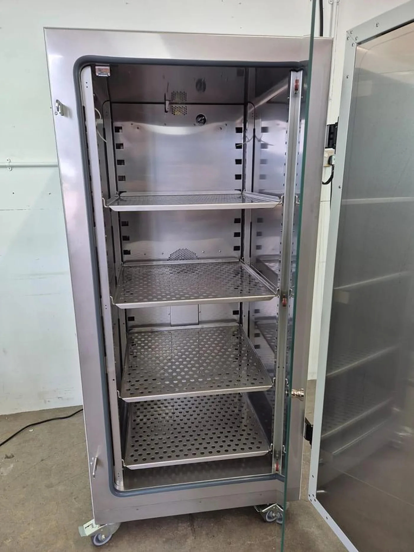 Thermo Scientific Heratherm IMH400-S Incubator - 8