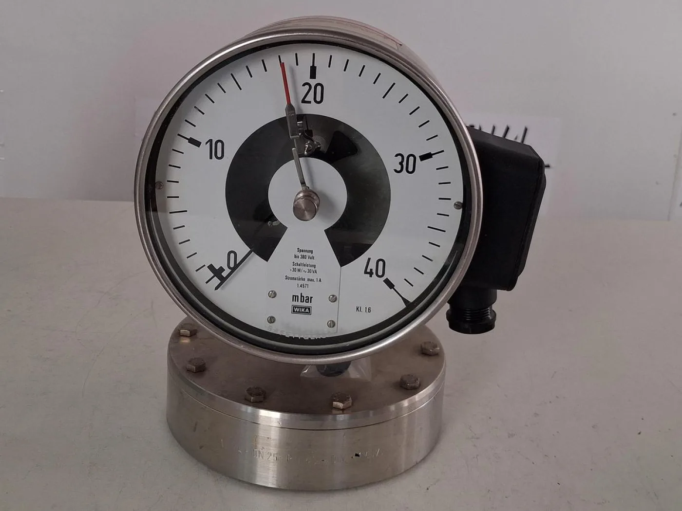 WIKA NG160 Pressure Gauge 0–40 mbar with Alarm Contacts - 1