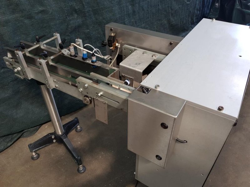 NASTRO TRASPORTATORE IN ACCIAIO INOX CON RIBALTATORE FLACONI