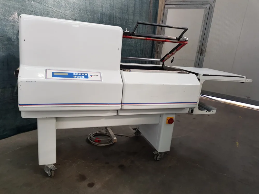 CONFEZIONATRICE ANGOLARE CON TUNNEL – ROBOPAC