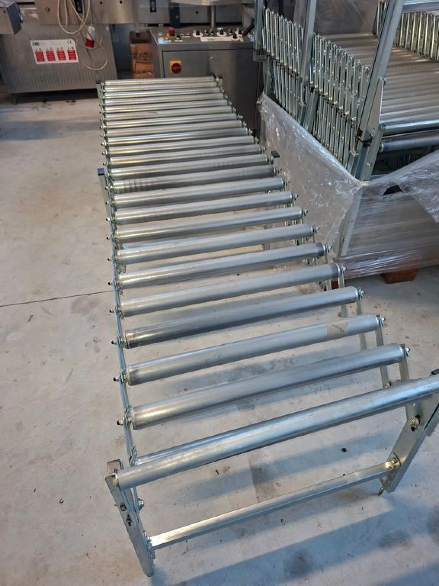 FLEXIBLE ACCORDION-STYLE ROLLER CONVEYOR IN GALVANIZED STEEL, NEW EQUIPMENT - 2