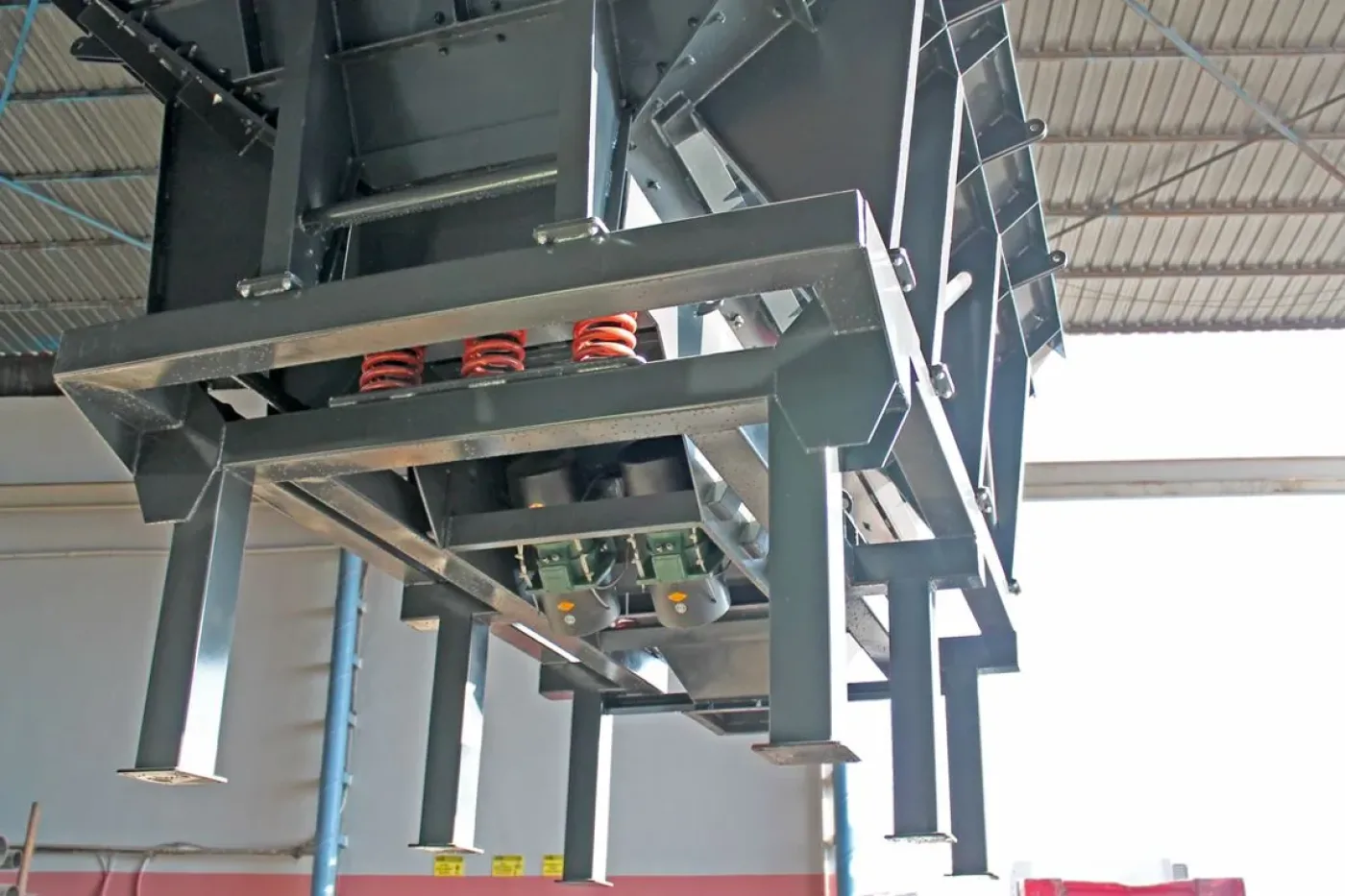 Vibrating Rock Feeder (Grizzly Feeder) - 10