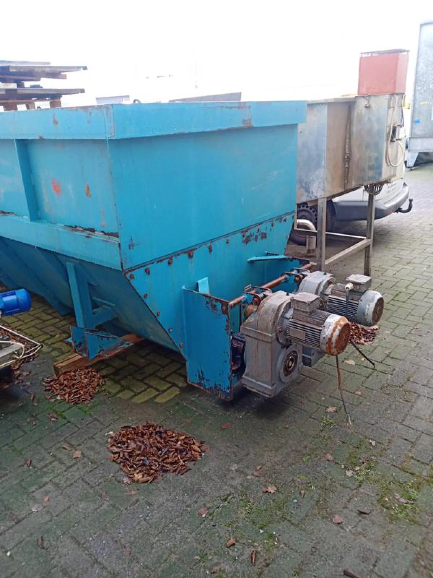 Buffer bin with stirring and emptying mechanism - 2
