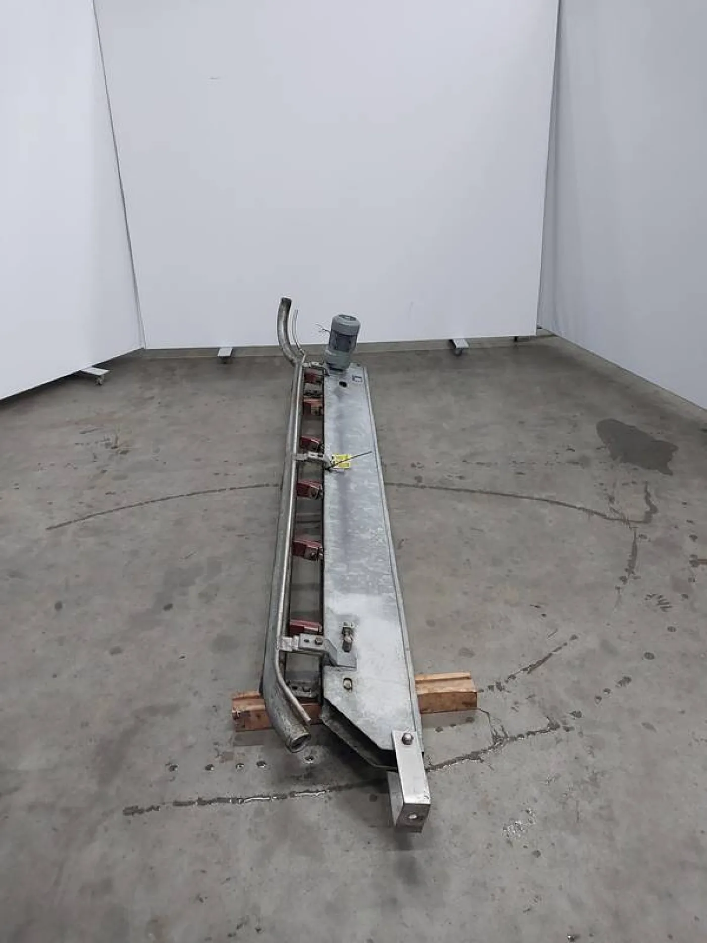 Conveyor lift empty hooks - 2