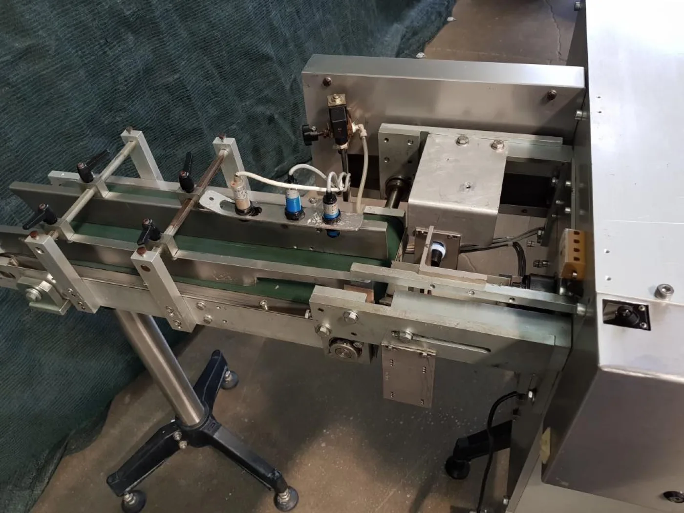 NASTRO TRASPORTATORE IN ACCIAIO INOX CON RIBALTATORE FLACONI - 7