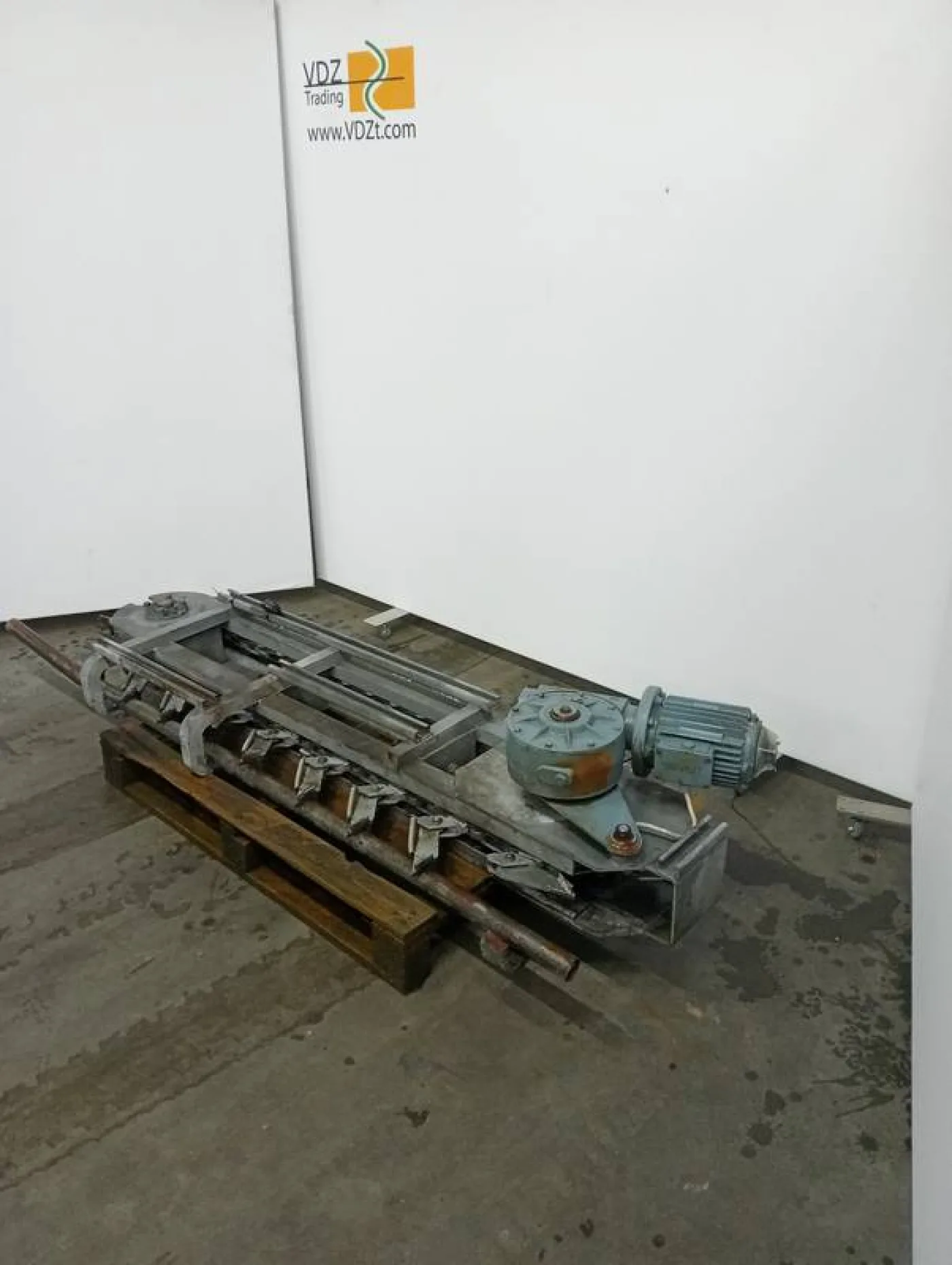 Lift conveyor empty hooks - 2