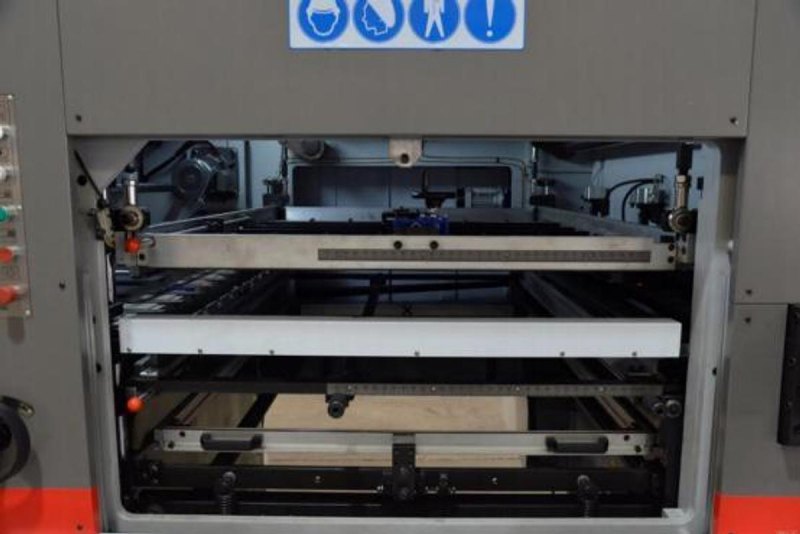 C1500H cutting&creasing machine with stripping station