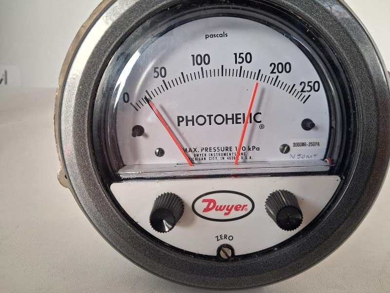 Dwyer Photohelic Series 3000MR Druckschalter mit Anzeige
