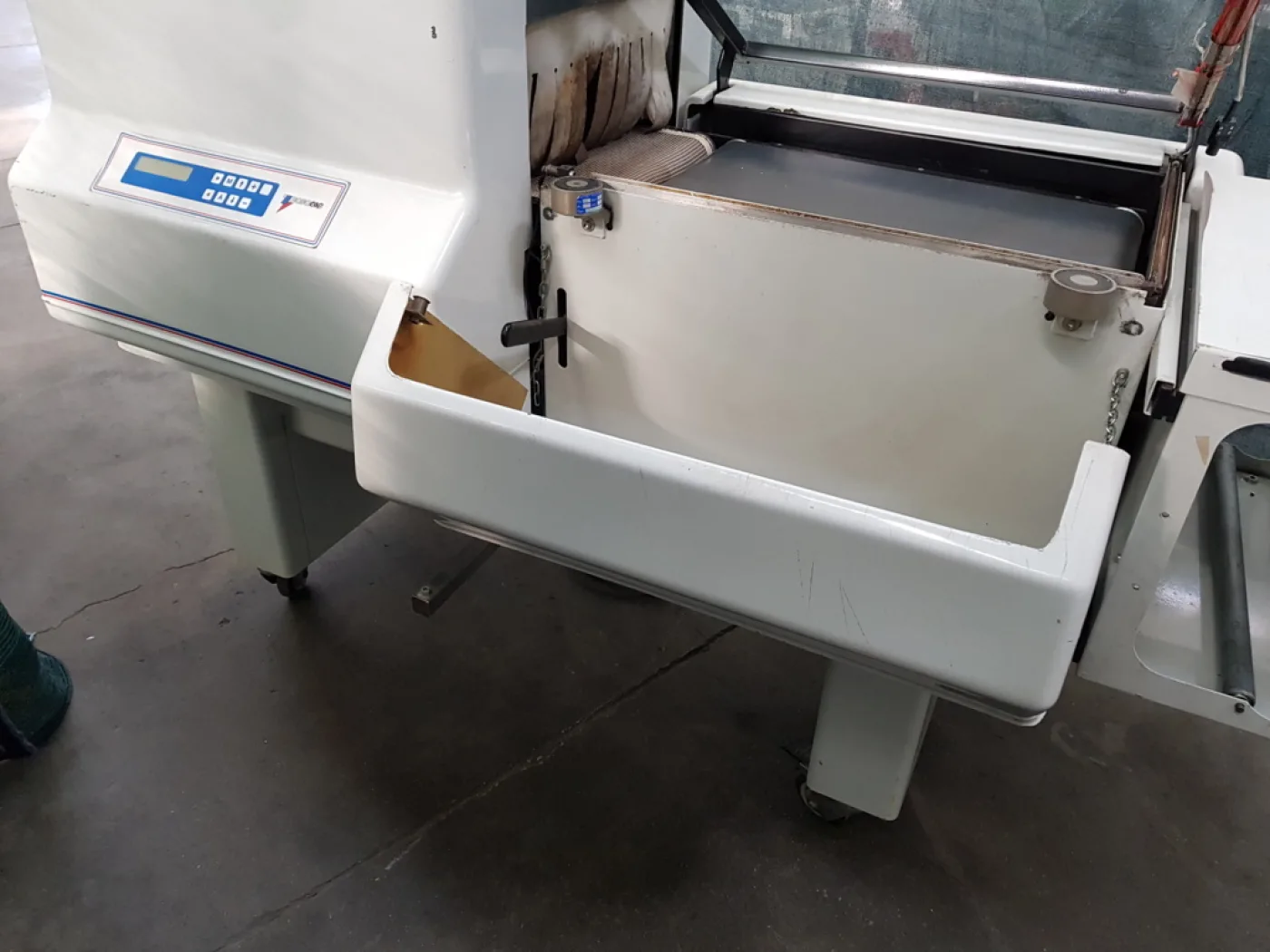 CONFEZIONATRICE ANGOLARE CON TUNNEL – ROBOPAC - 8
