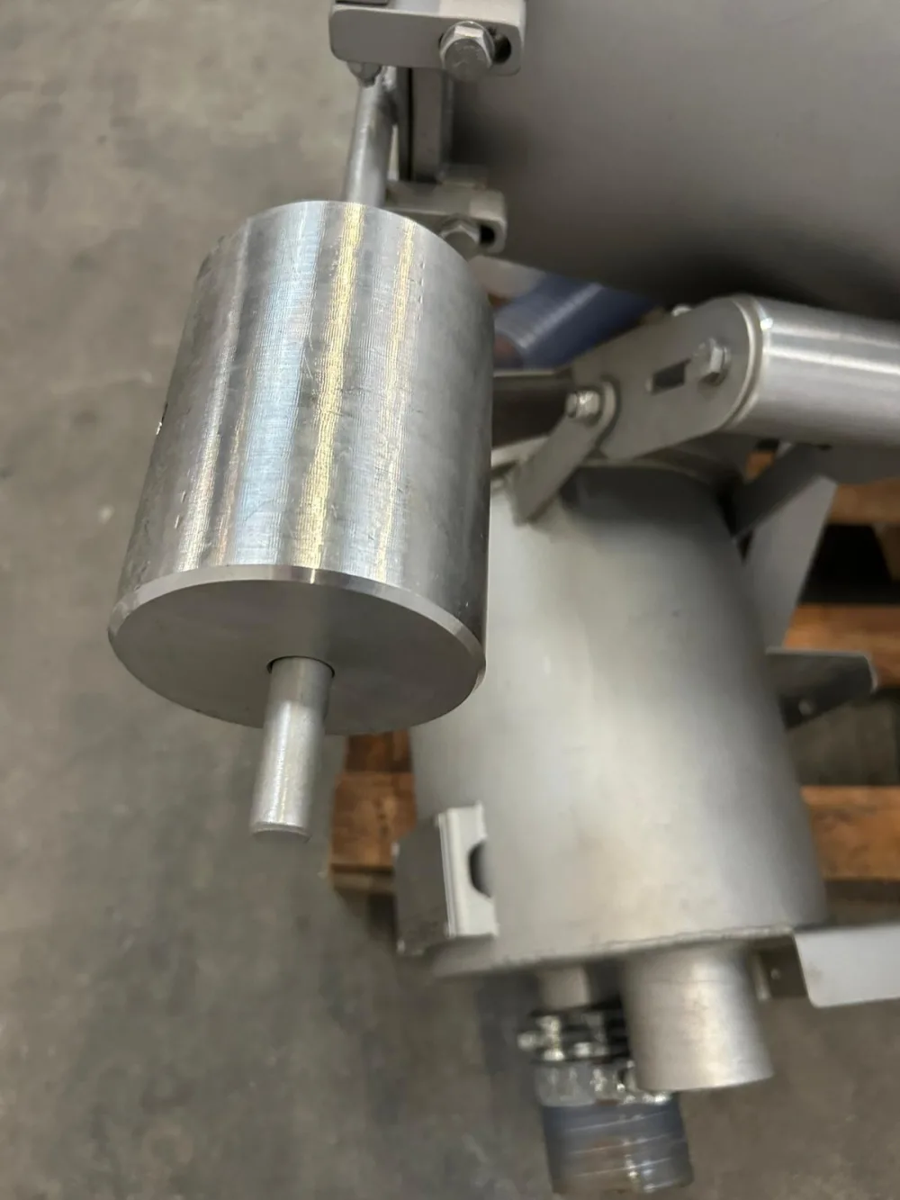 Vacuum system with pump