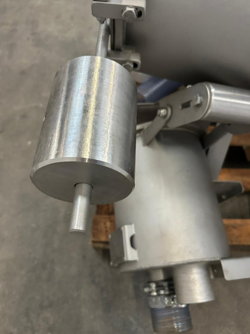 Vacuum system with pump