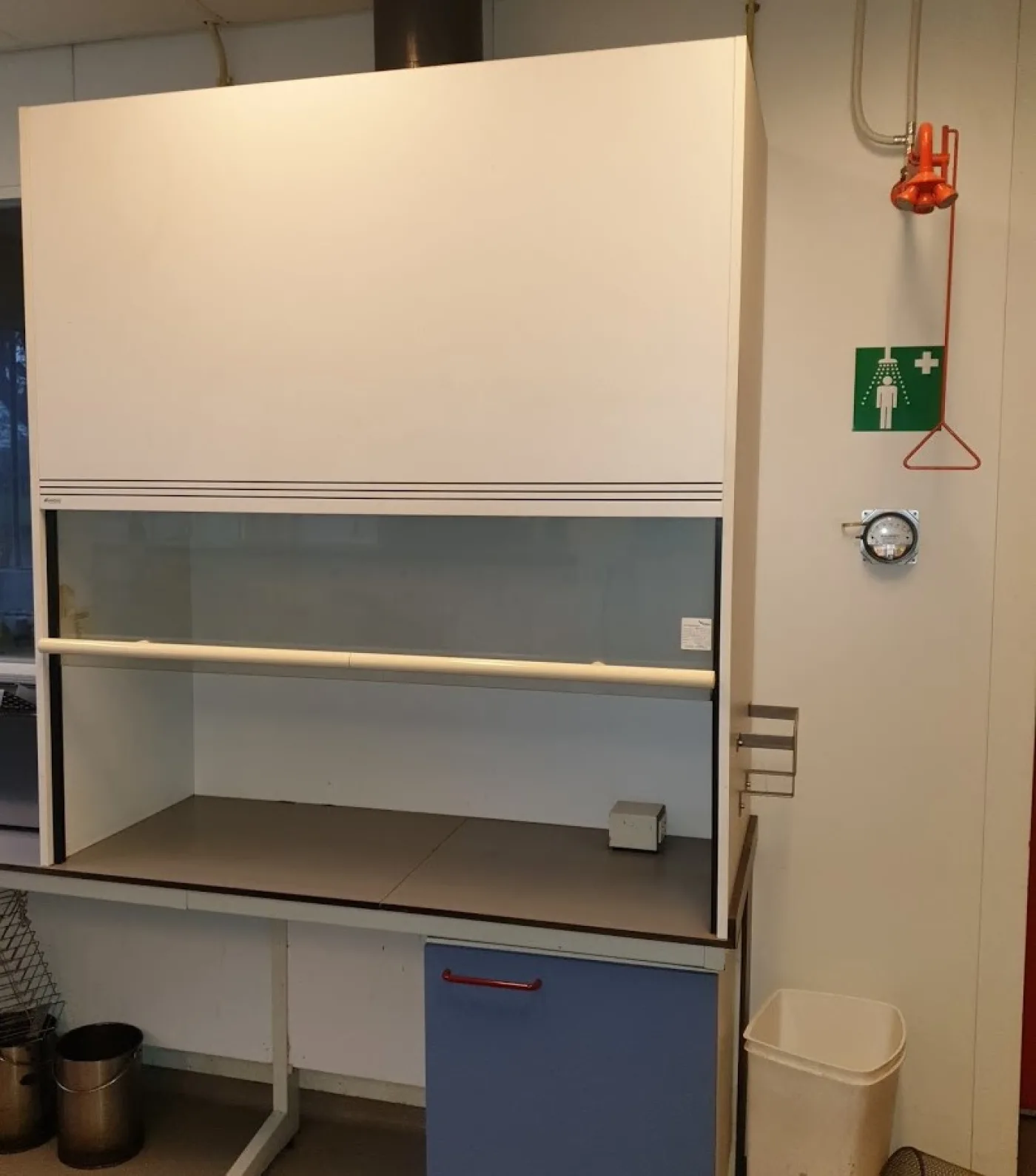 1404 - Used Interfurn fume hood - 1