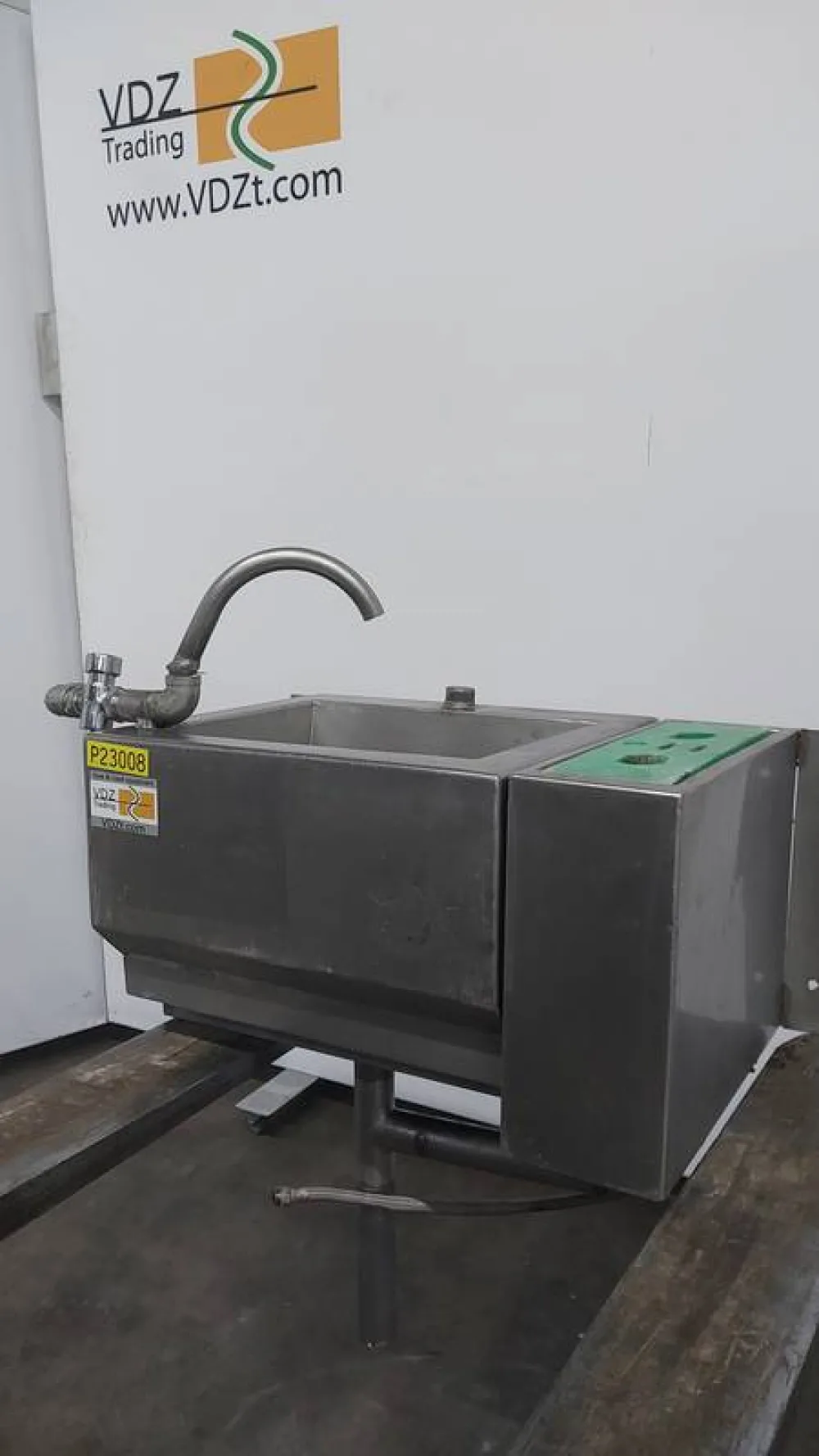 Wash basin with steriliser