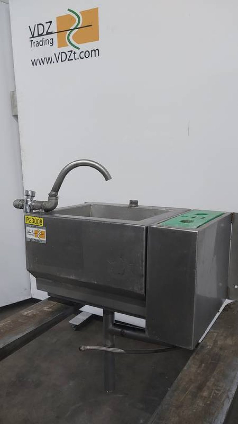 Wash basin with steriliser