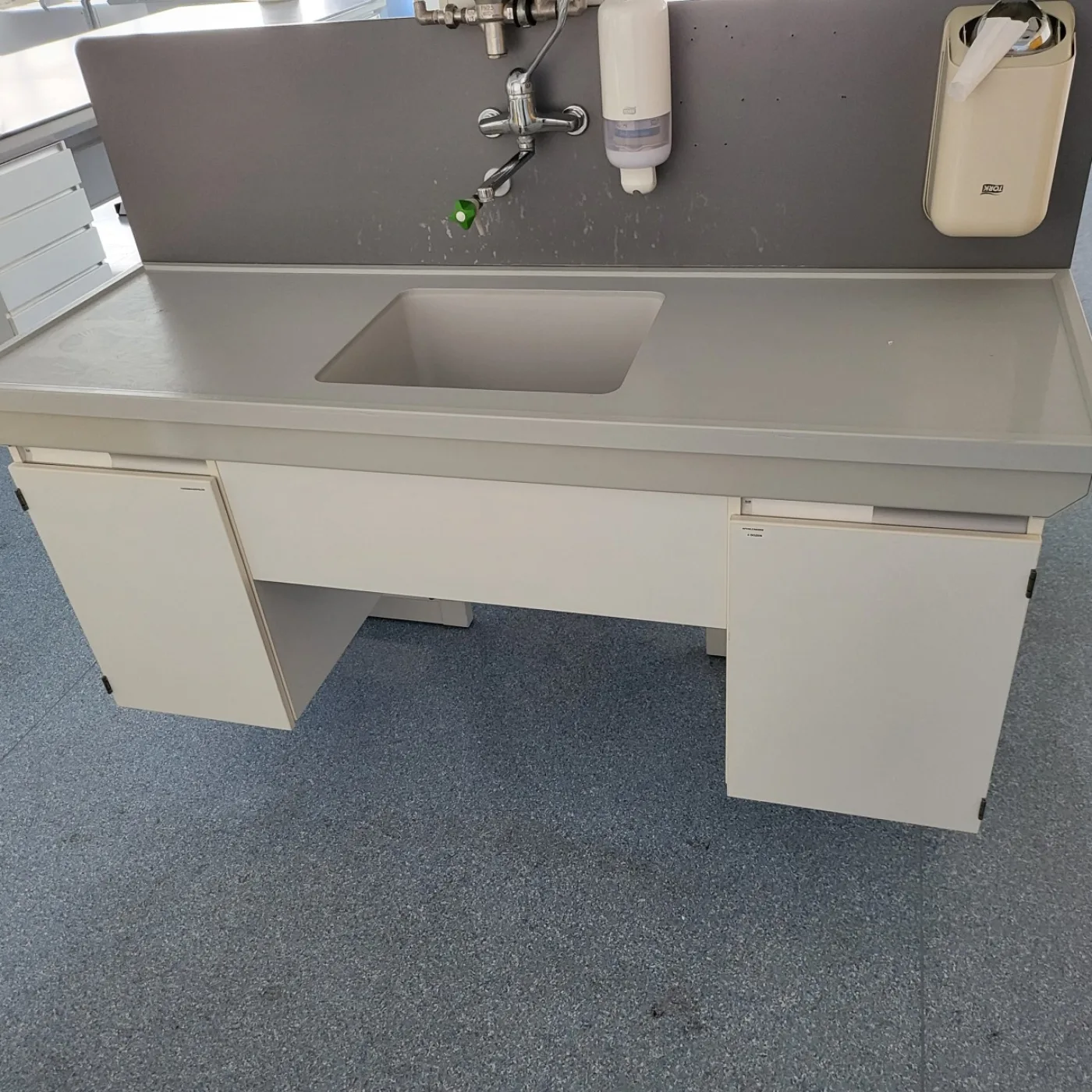 2051 – Used S+B island laboratory table (545 cm) - 3