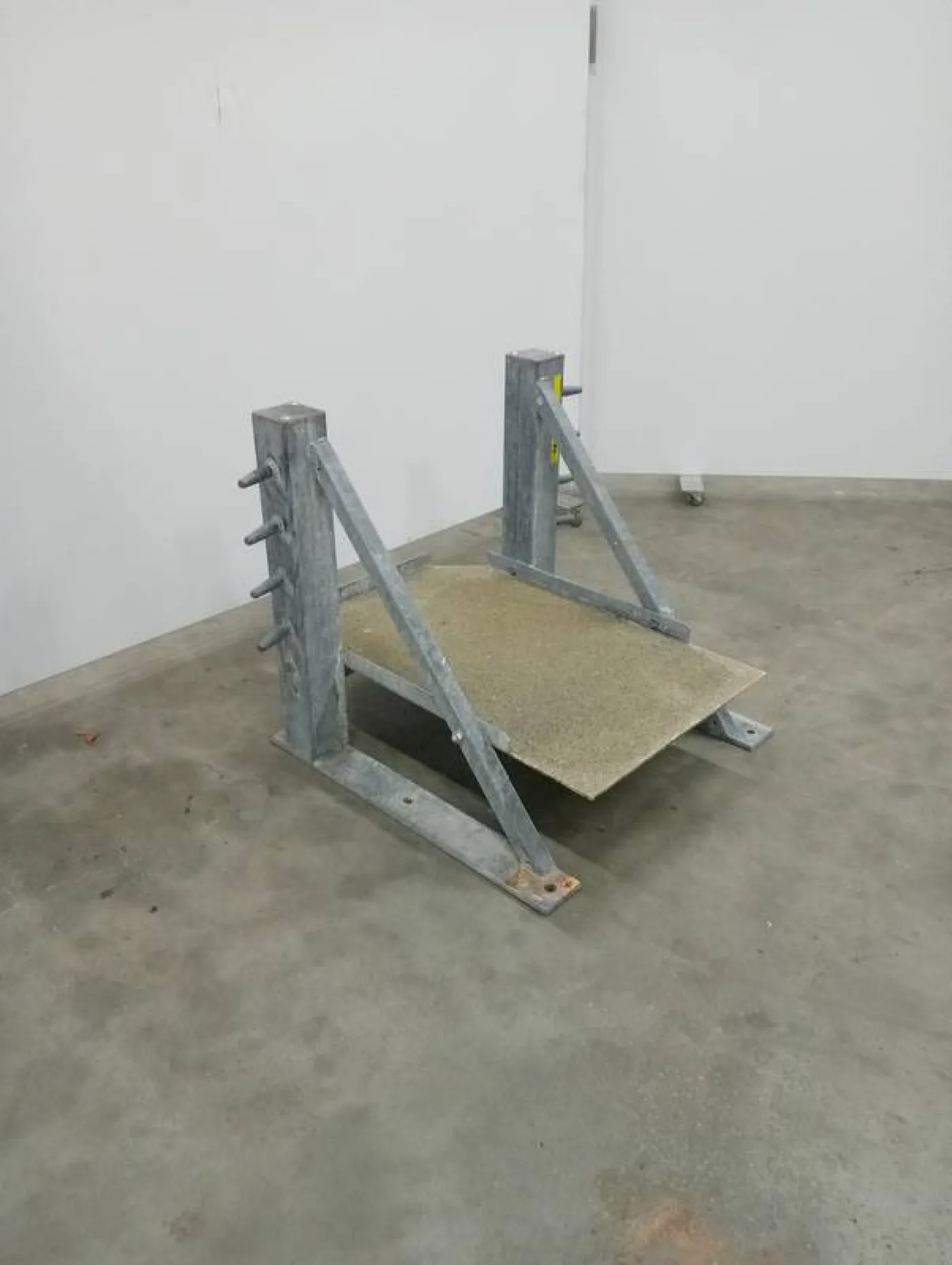 Leg restraining station - 4