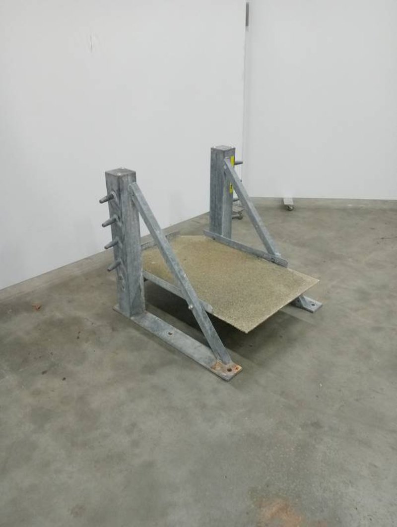 Leg restraining station