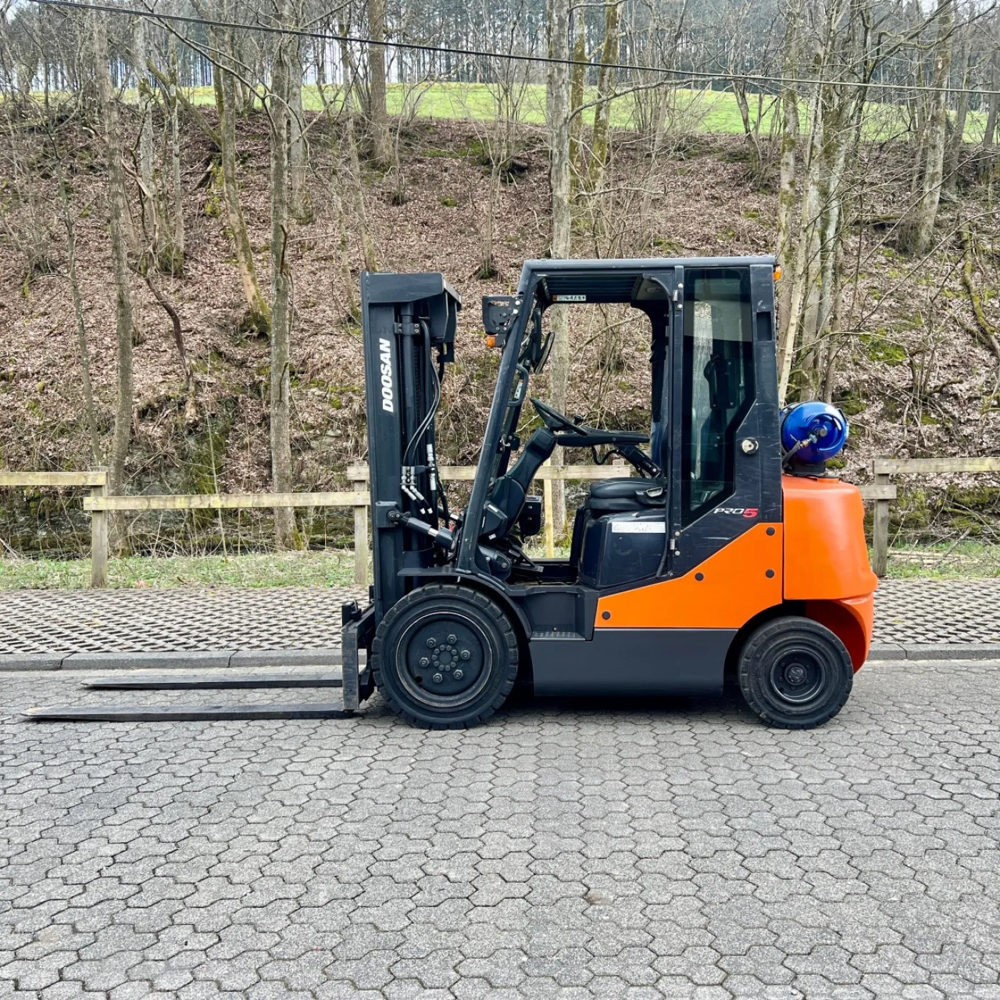 DOOSAN G25E-5 Pro Gasstapler 2,5 t Triplex 4,6 m Gabellänge 1600 mm - 2