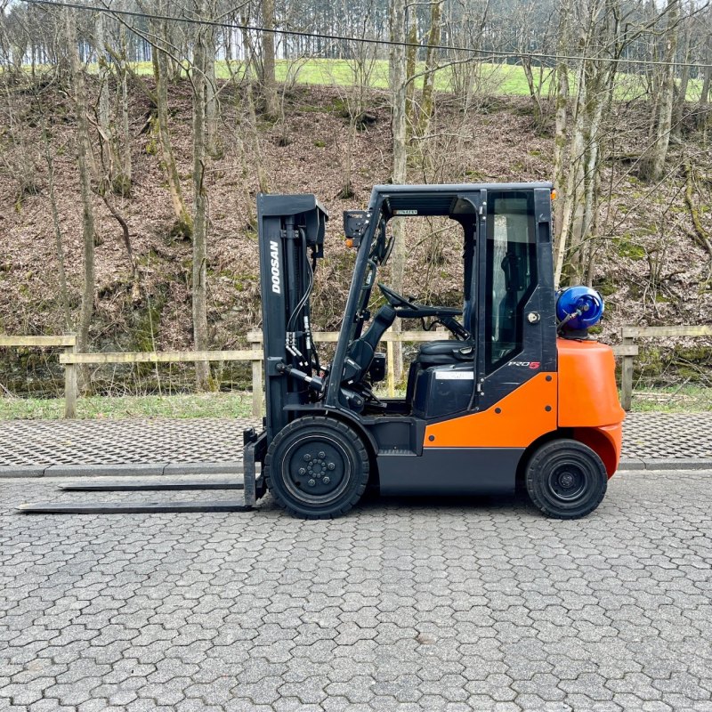 DOOSAN G25E-5 Pro Gasstapler 2,5 t Triplex 4,6 m Gabellänge 1600 mm