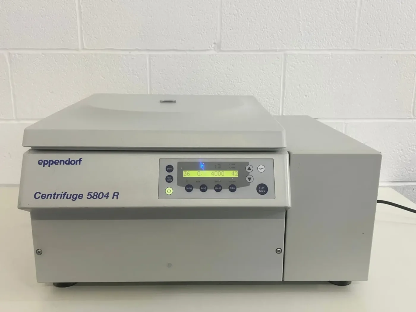 Eppendorf 5804R Refrigerated Centrifuge & Rotor - 1