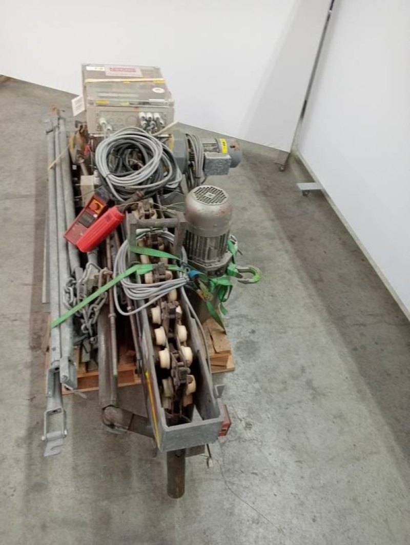 Truck loading and unloading elevator