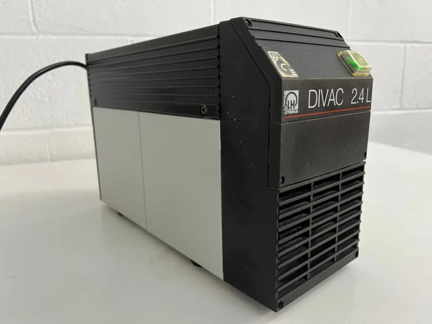 DIVAC 2.4 L Vacuum Pump - 2