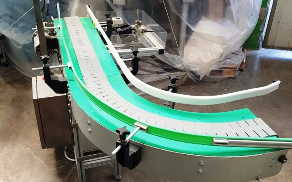 NASTRO TRASPORTATORE MOTORIZZATO A TAPPARELLE CON CURVA A 90° – MATERIAL HANDLING