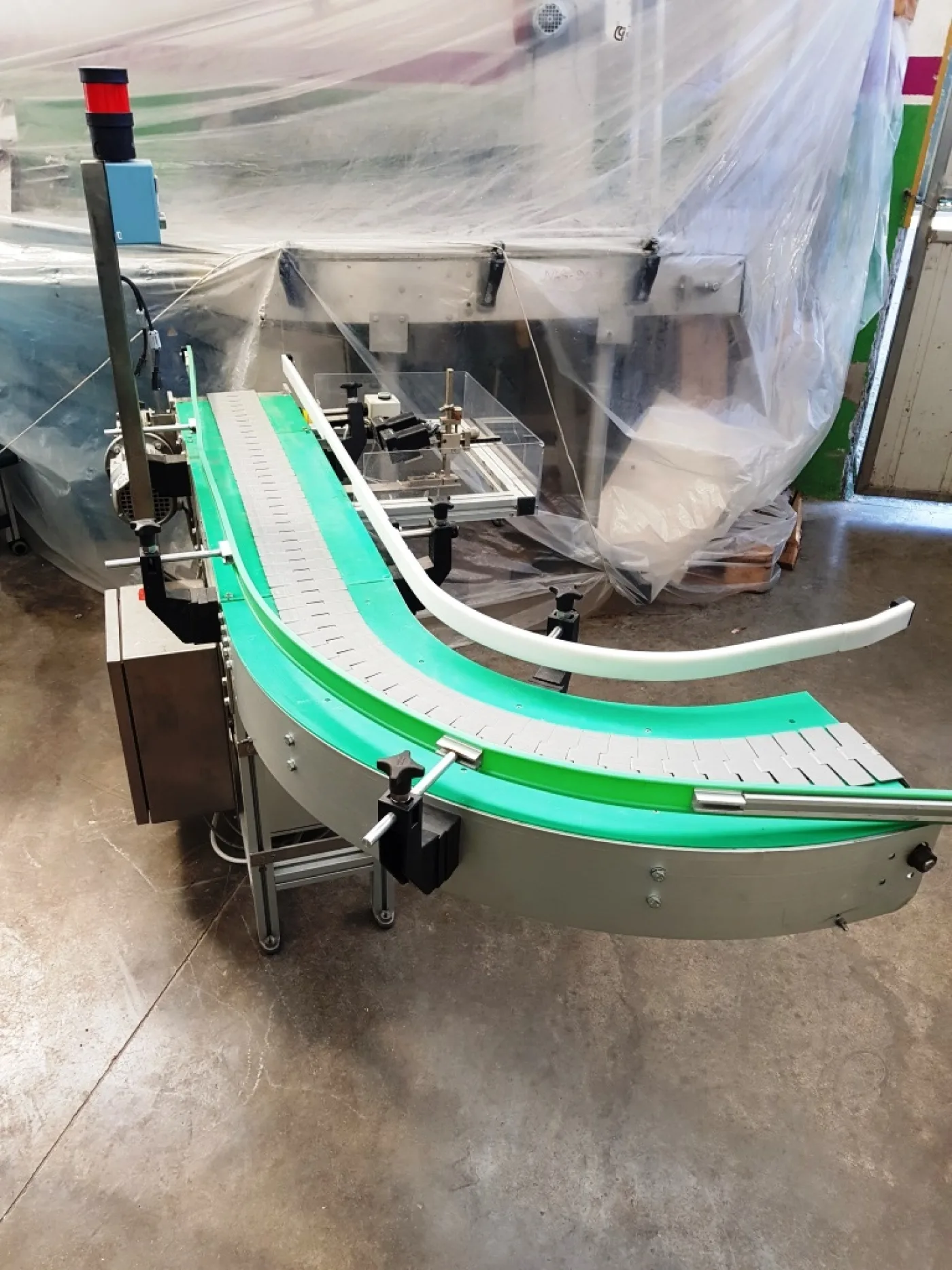 NASTRO TRASPORTATORE MOTORIZZATO A TAPPARELLE CON CURVA A 90° – MATERIAL HANDLING - 1