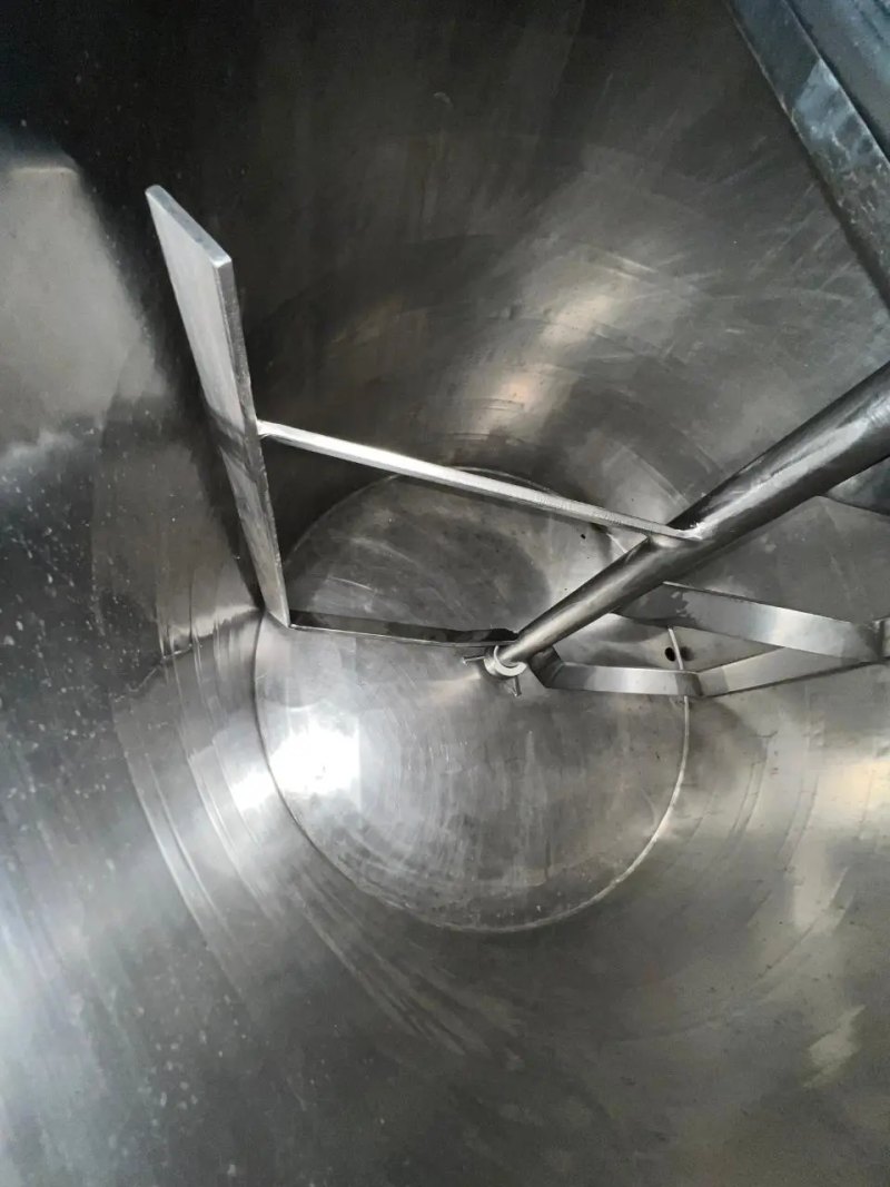 STAINLESS STEEL TANK WITH AGITATION AND HALF ROD