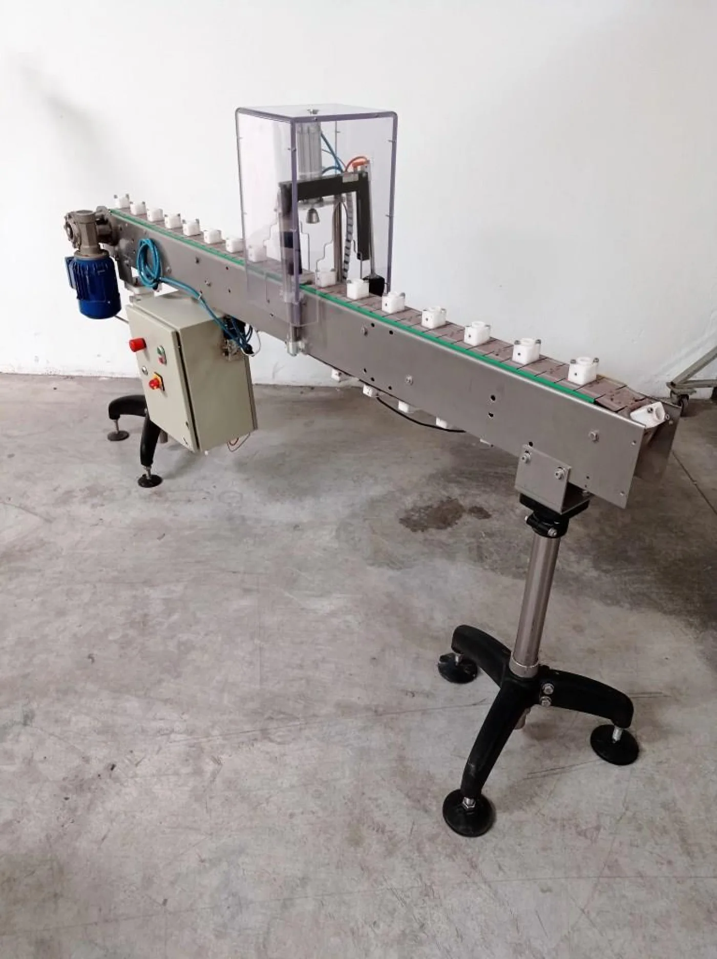 NASTRO TRASPORTATORE A TAPPARELLE CON TAPPATTRICE PNEUMATICA - 2