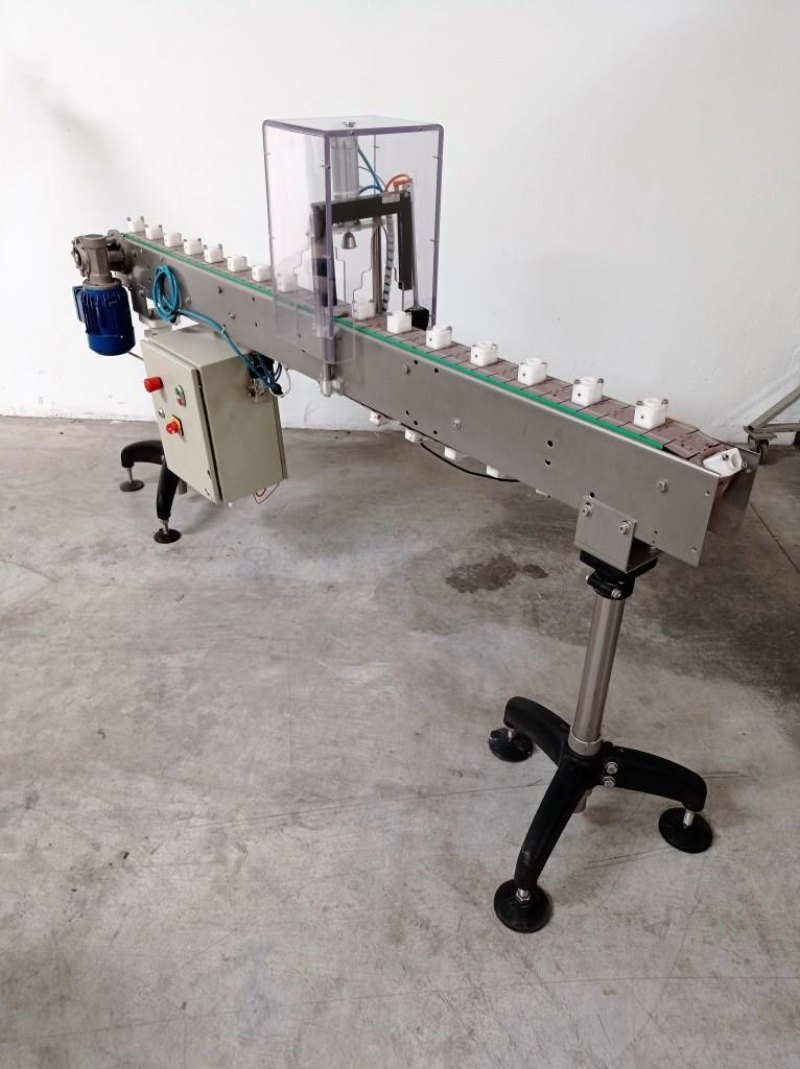 NASTRO TRASPORTATORE A TAPPARELLE CON TAPPATTRICE PNEUMATICA