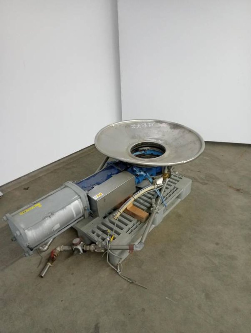 Knife gate valve with funnel