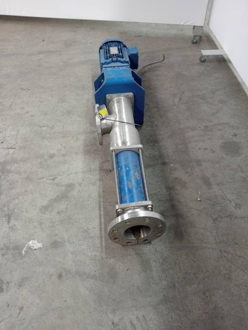 Displacement pump