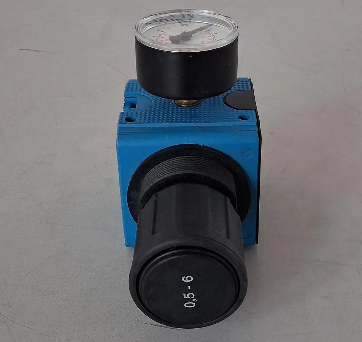 Compressed Air Pressure Regulator with Gauge - 1