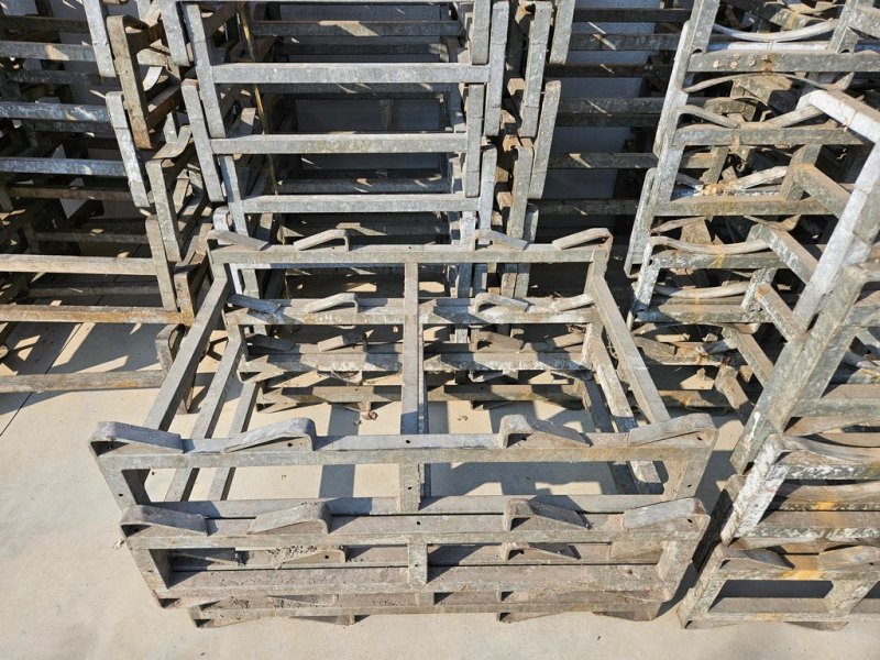 DOUBLE SUPPORTS FOR BARRIQUES IN GALVANIZED IRON, SECOND-HAND EQUIPMENT