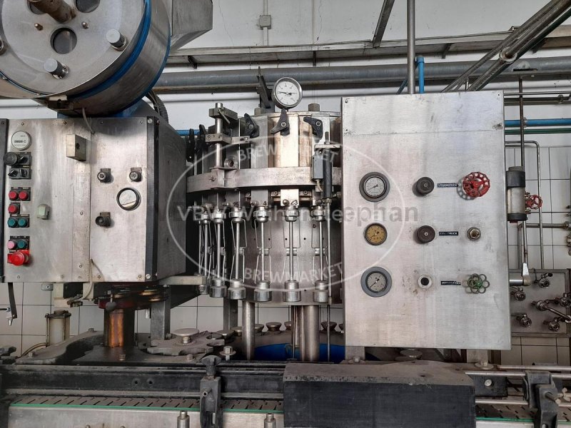 Bouteille filler and capper