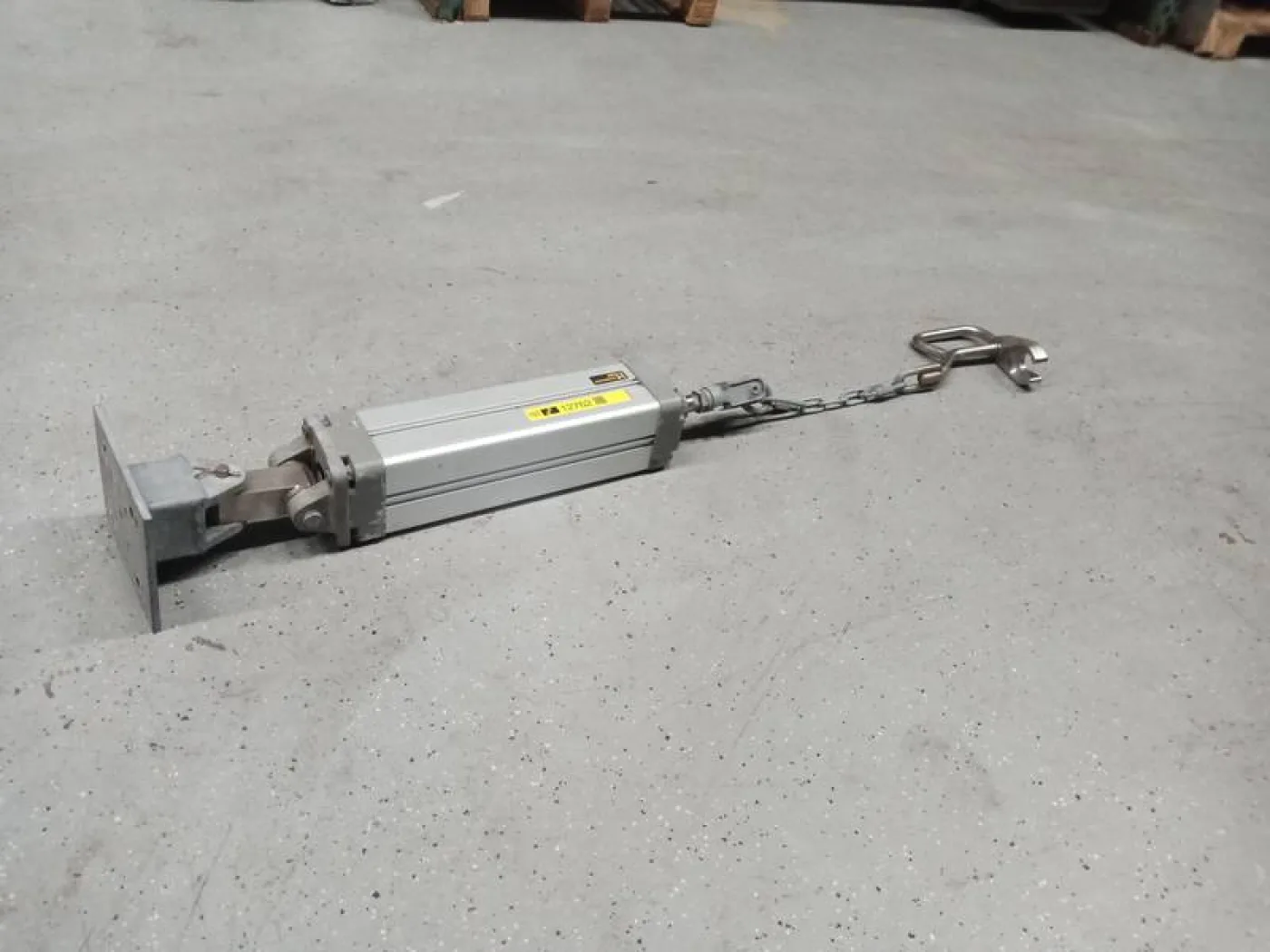 Hook lift cylinder for rehanging - 4