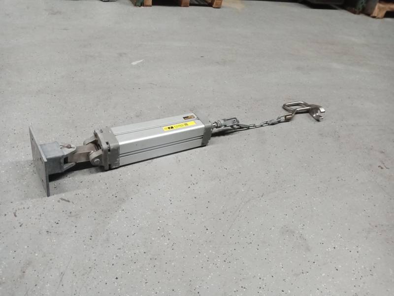 Hook lift cylinder for rehanging