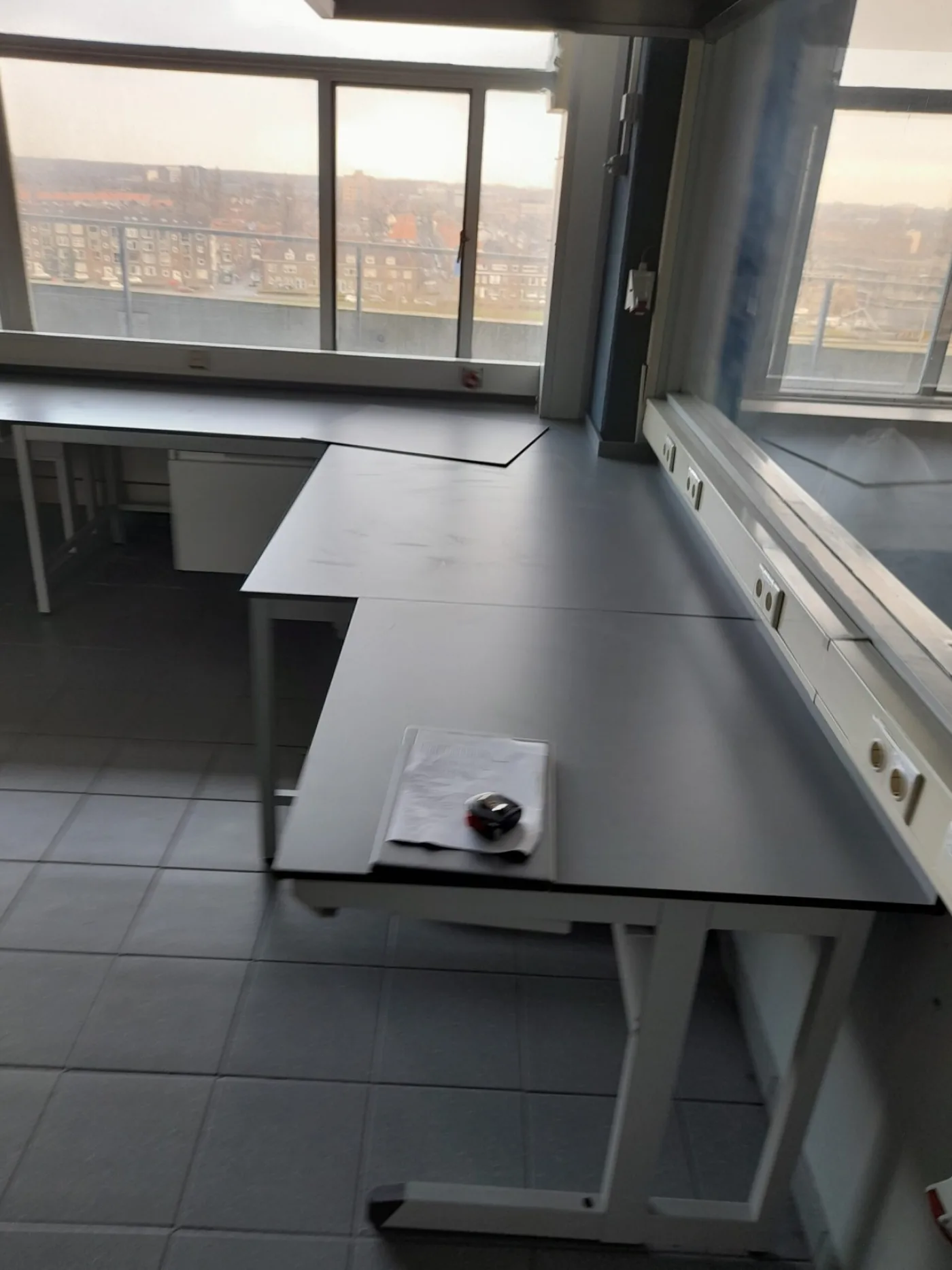 Used laboratory wall tables from SplusB - 4