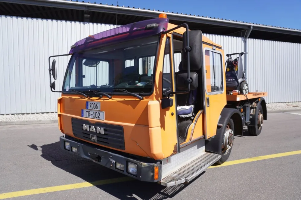 Schlepper MAN 10.220 4X4 BB L2000 ()